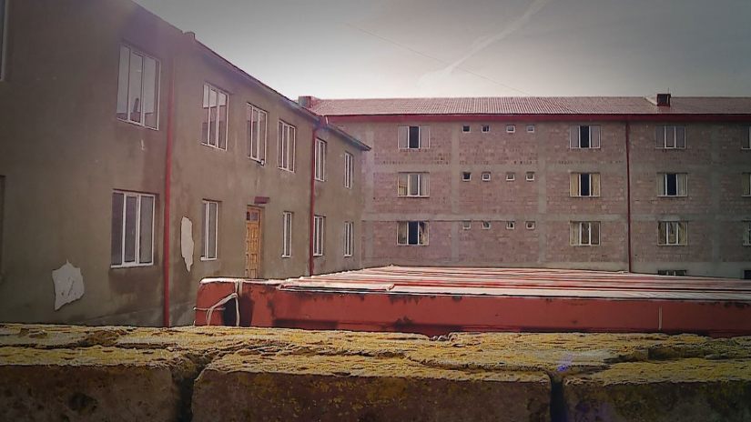 Costretti ad inginocchiarsi, umiliati: la Georgia è stata obbligata a pagare un indennizzo ai bambini della scuola residenziale di Ninotsminda