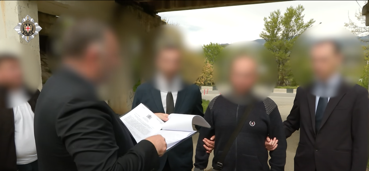 Un cittadino georgiano detenuto per spionaggio a favore di uno stato estero; altri due ricercati
