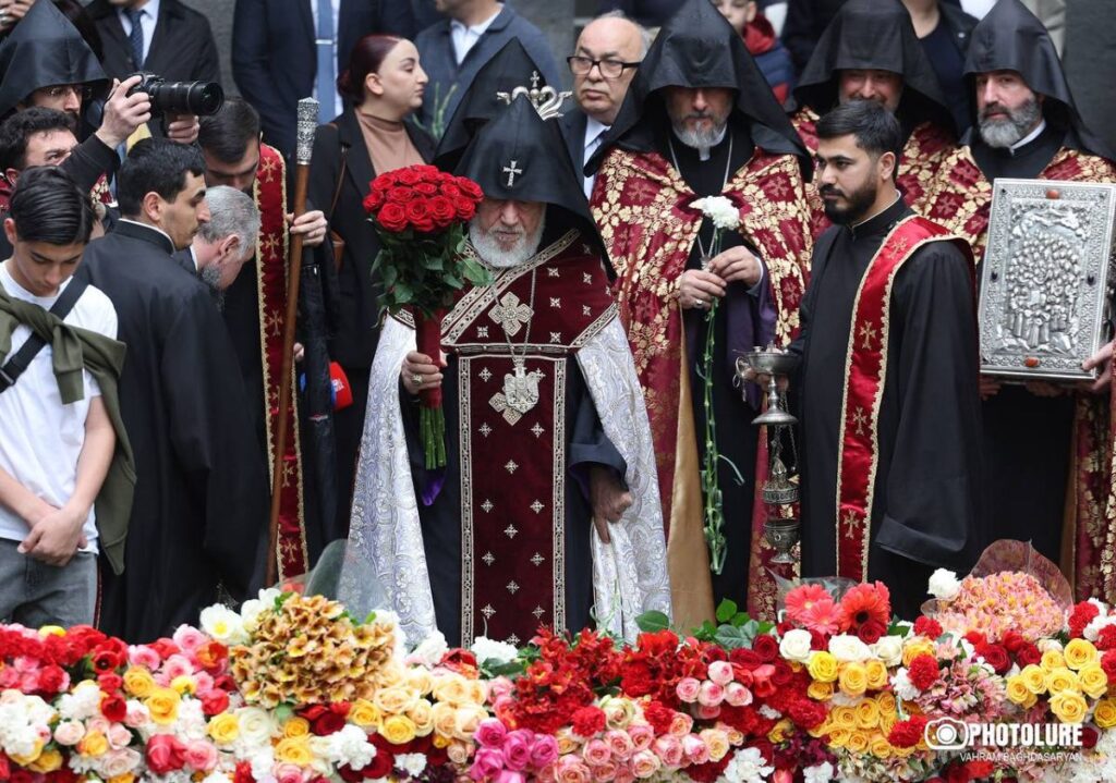 Garegin II also visited the Tsitsernakaberd Memorial Complex