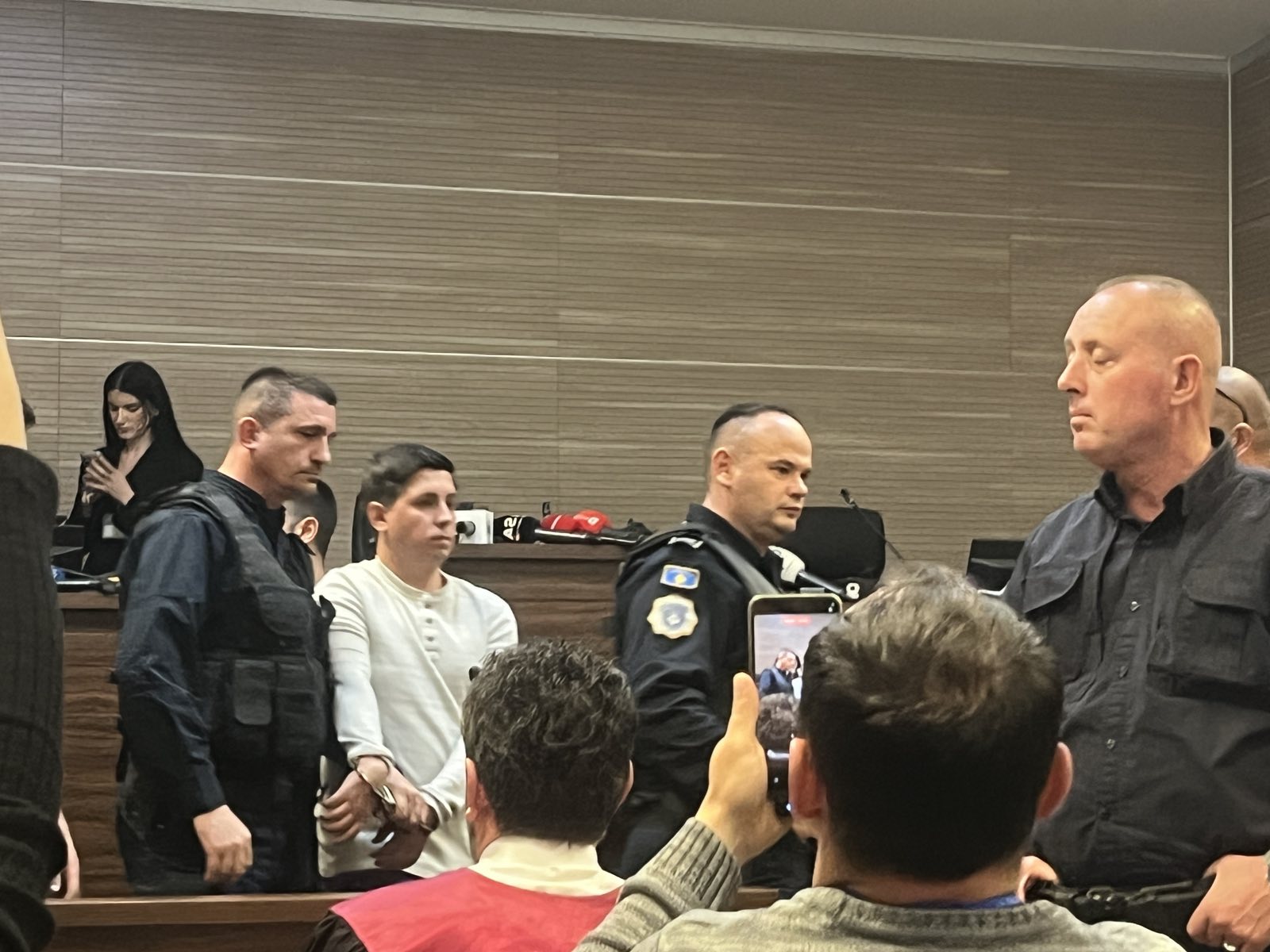 La Corte di Pristina dichiara colpevoli tre imputati nel caso "Banjskë": ergastolo per due terroristi e 30 anni per il terzo