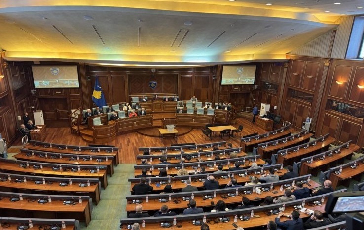 Stallo per l’elezione del nuovo presidente del Kosovo: le parti ancora senza consenso; seduta rinviata, opposizione assente al Parlamento