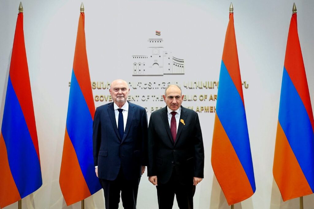 A photo of Pashinyan with Sinirlioğlu, which the Armenian prime minister published in X