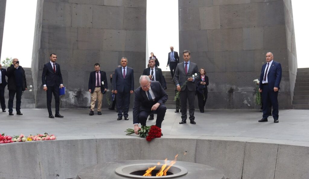 The President of Greece lays flowers at the eternal flame at the Tsitsernakaberd memorial.
