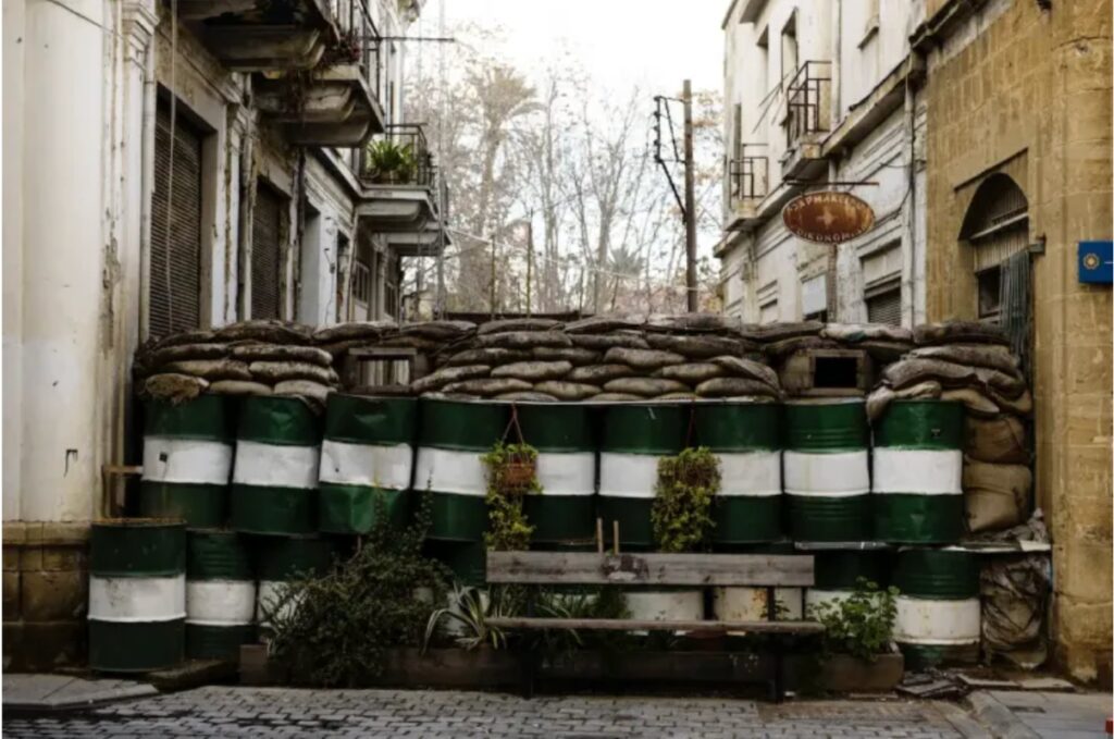 Un muro che separa le due comunità in Cipro