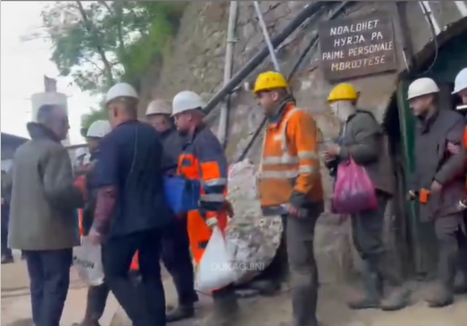 Bloccati per oltre 16 ore a 800 metri sotto terra: 18 minatori escono dalla miniera di Trepça, accolti da applausi