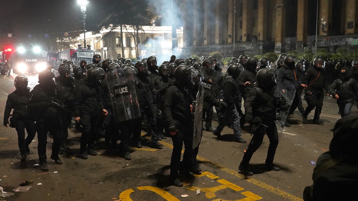 Cinque ufficiali delle forze speciali sono stati arrestati in Georgia per aver picchiato brutalmente i manifestanti durante le proteste del 2024