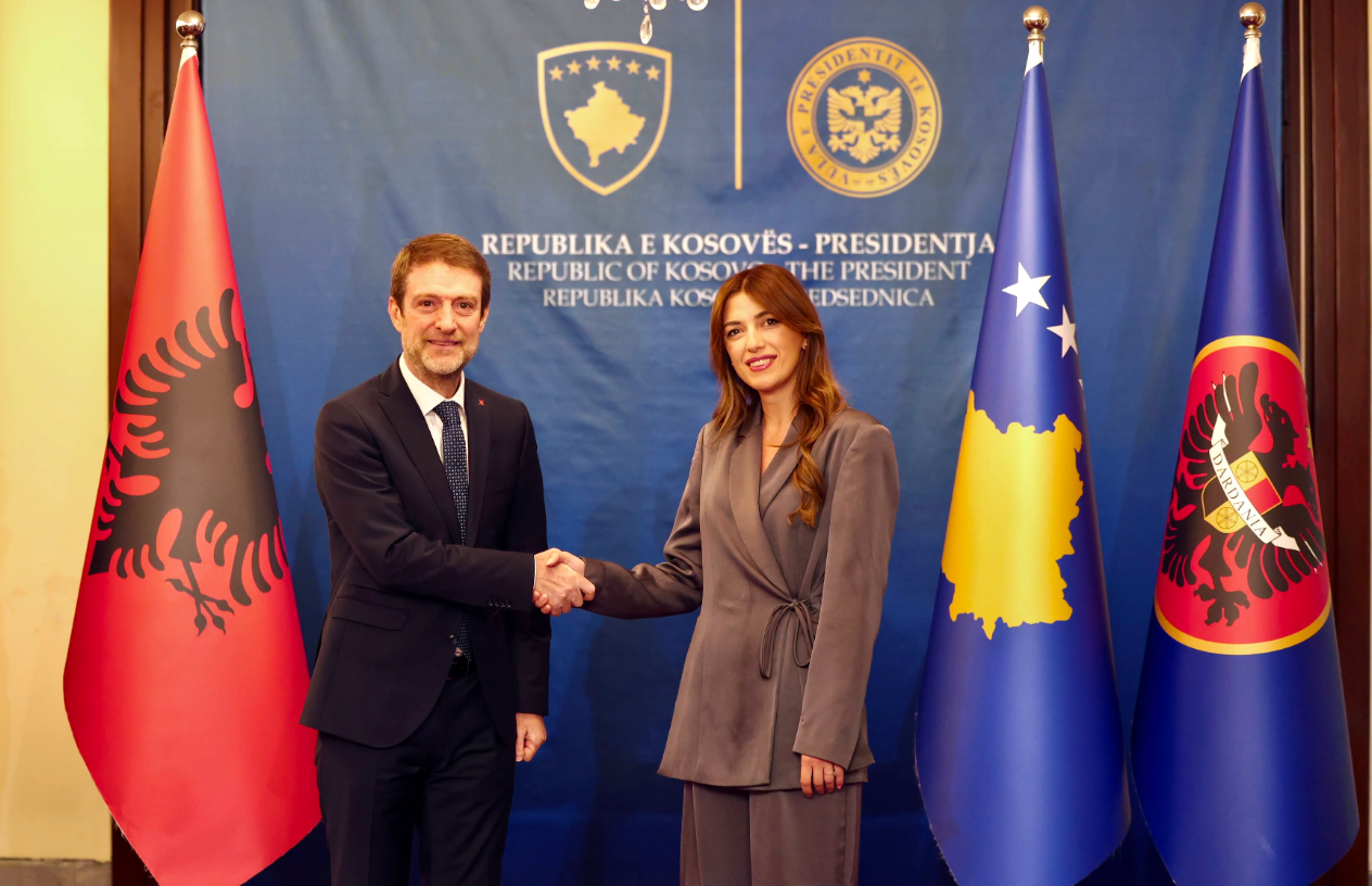 Hoxha incontra la presidente del Parlamento del Kosovo, Albulena Haxhiu: i rapporti tra i due paesi più forti che mai
