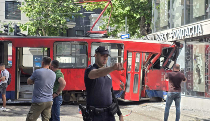 Incidente grave a Belgrado: il tram si schianta contro un negozio, decine di feriti