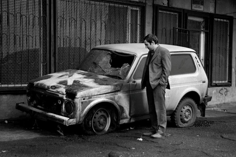 Foto di Pashinyan accanto all’auto bruciata