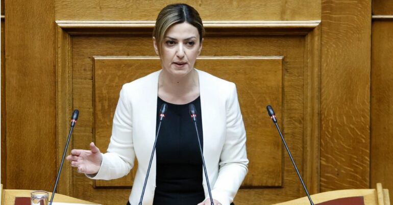 Panico al Parlamento greco: la viceministra della Salute si sente male e viene trasportata in ospedale in ambulanza