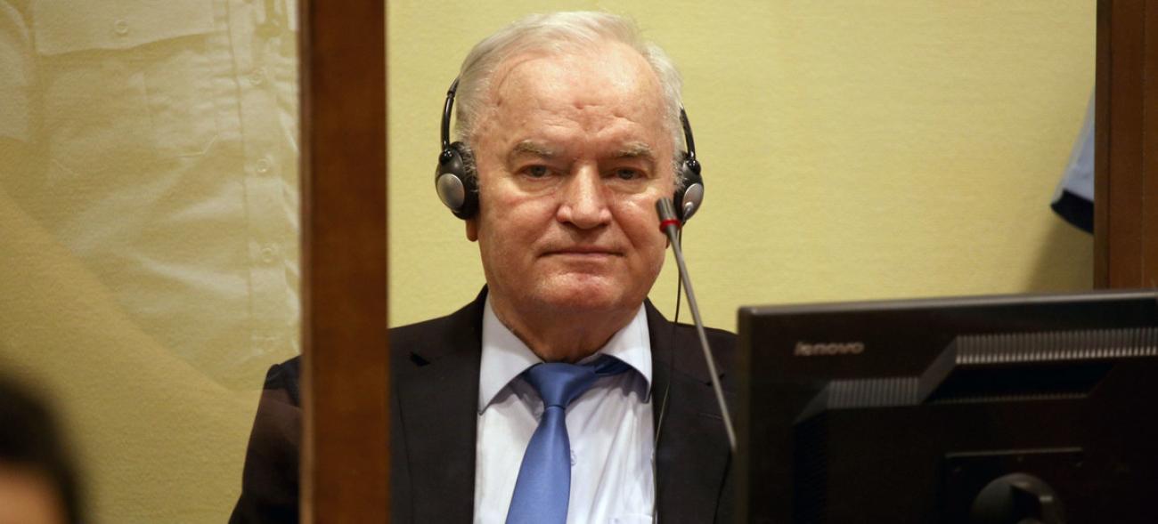 Ratko Mladić arrestato il 26 maggio 2011, dopo una caccia all’uomo durata 16 anni, responsabile della strage di 8.000 uomini e ragazzi musulmani a Srebrenica