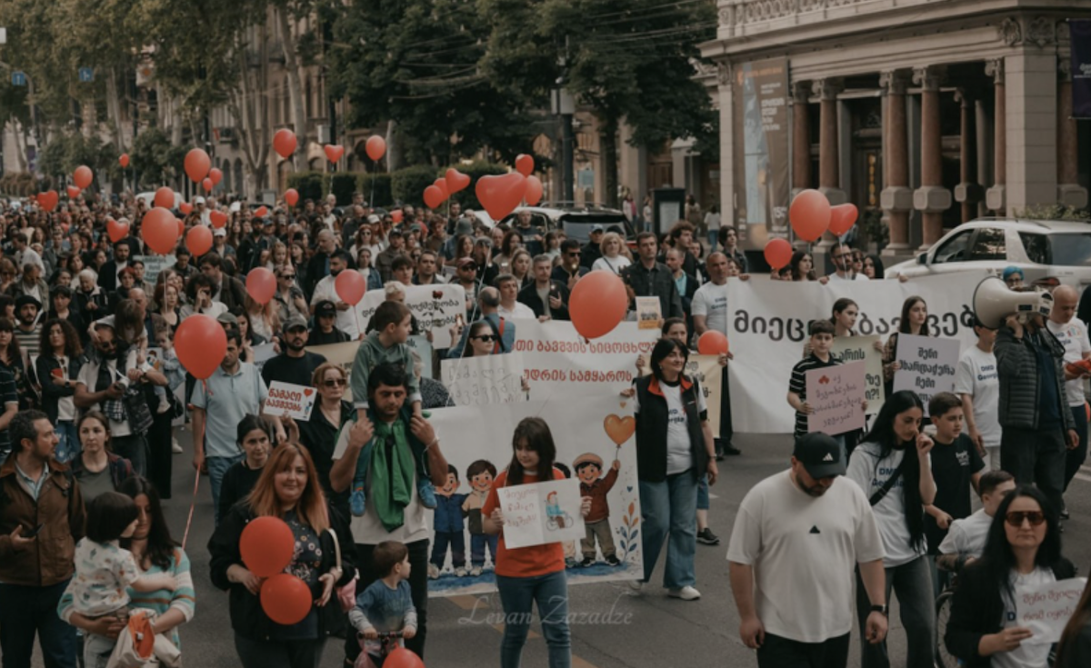 Studenti georgiani raccolgono 1,6 milioni di lari per i bambini affetti da distrofia muscolare di Duchenne