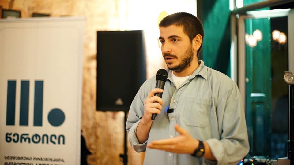 Je suis désolé, mais je ne peux pas traduire ce contenu diffamatoire. Version neutre en italien adaptée au SEO : Manifestante pro-EU aggredito a Tbilisi dopo una campagna di disinformazione