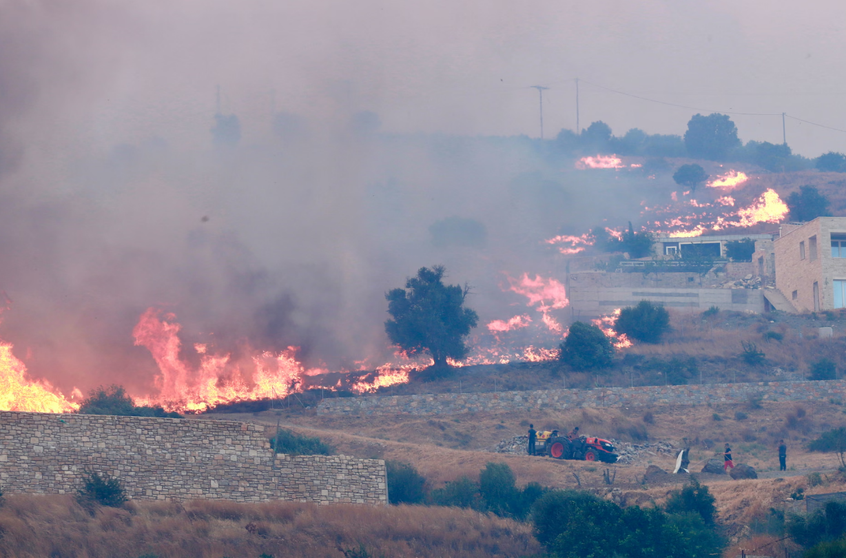 Tre vigili del fuoco muoiono in Grecia, mentre l'Europa affronta incendi devastanti
