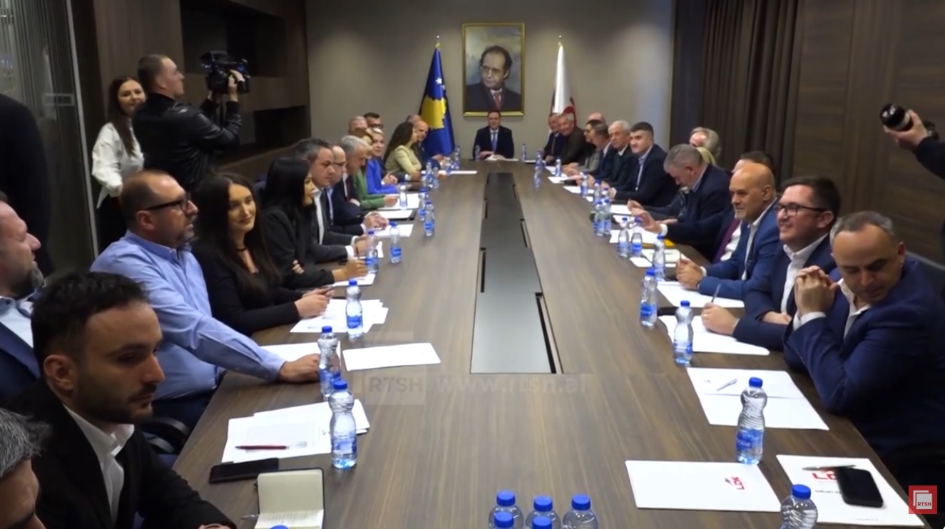 Abdixhiku ottiene la fiducia, LDK respinge la mozione di sfiducia e riapre il dialogo con Vetëvendosje