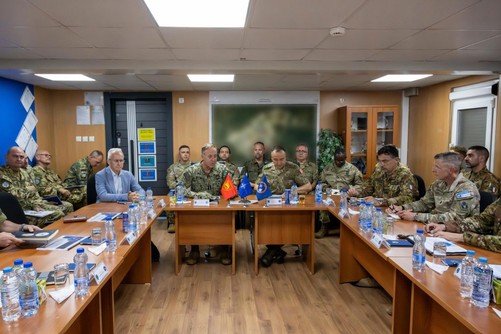 Ammiraglio Wikoff: la NATO resta impegnata per la sicurezza di tutti in Kosovo