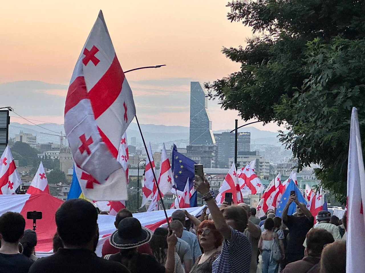 Da Avlabari al Parlamento: nuovo percorso per le marce pro-europee a Tbilisi. Video blog 'Proteste in Georgia'