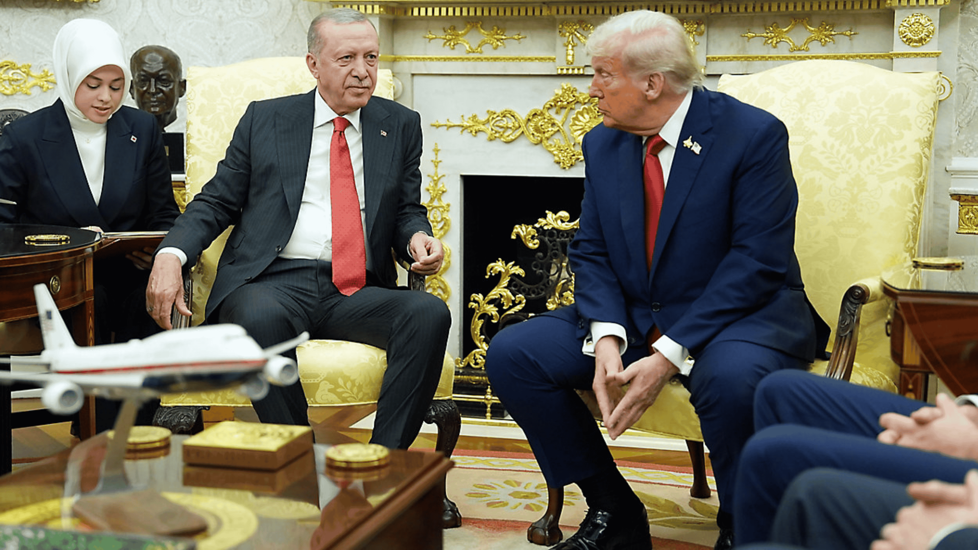 President Donald Trump (right) meets Turkish President Recep Tayyip Erdogan in the Oval Office at the White House in Washington | photo: AP/Evan Vucci