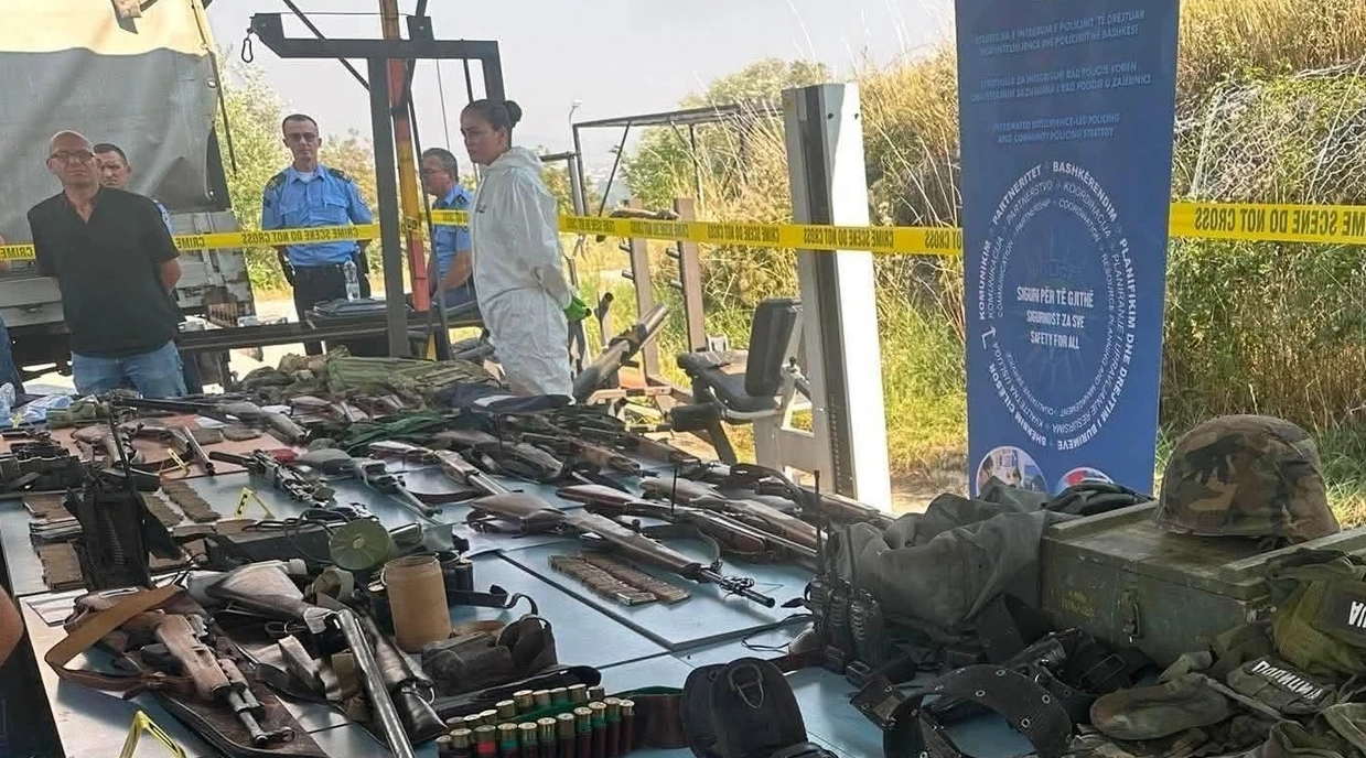 La polizia del Kosovo cattura una grande quantità di armamenti, munizioni e uniformi nel nord del Kosovo