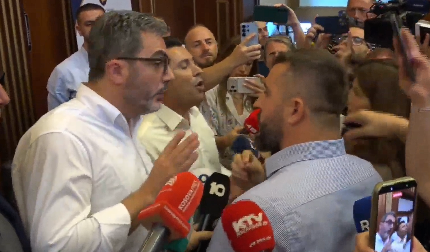 Acqua, spinte e accuse: caos al Parlamento del Kosovo, scontri fisici e verbali tra deputati