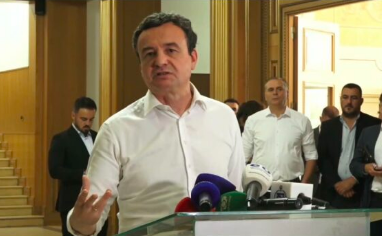 Colpito da un uovo durante la seduta, Kurti: se questo è il prezzo che l'opposizione deve pagare per sedersi al tavolo, lo pago. La formazione del Parlamento senza accordo sul presidente porta alle elezioni