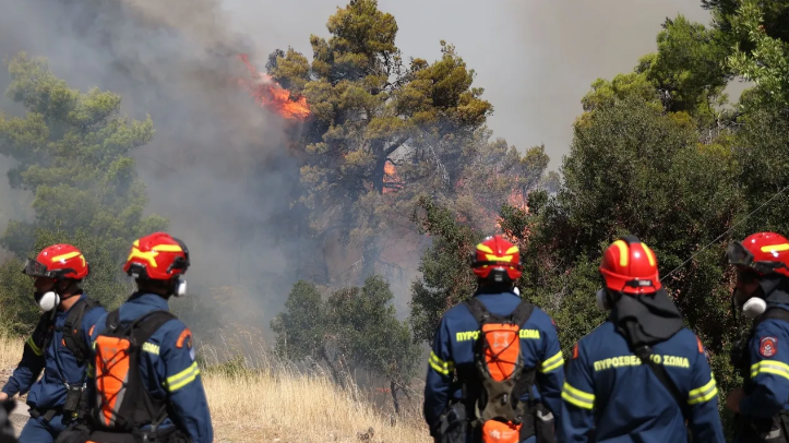 Grecia in codice rosso per il 15 agosto: venti oltre 100 km/h, paese in allarme per gli incendi