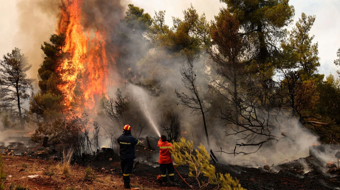 Grecia in lotta contro le fiamme: incendio nell'Attica occidentale fuori controllo, evacuazioni e operazioni terrestri e aeree