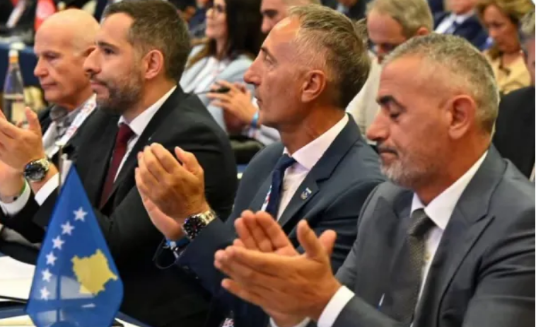 Incidente: delegazione serba lascia l'aula durante la relazione del Kosovo su Prishtina 2030