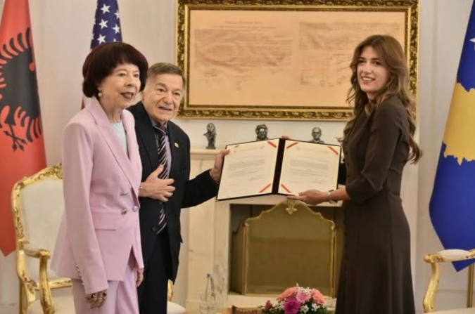 Kosovo concede la cittadinanza all'ex congressista americano Joe DioGuardi e alla sua moglie