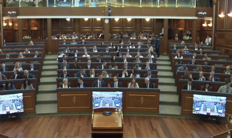 La scadenza costituzionale è scaduta a mezzanotte: il Parlamento del Kosovo prosegue oggi la seduta costitutiva