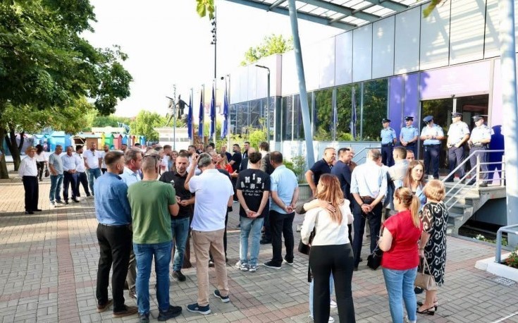 PDK e AAK proseguono l'azione politica davanti al governo; rappresentanti dei comuni di Istog e Skënderaj si uniscono alla protesta