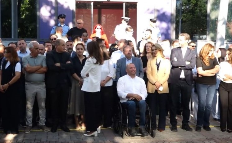 PDK e Aleanca protestano davanti alla sede del governo, accusano Kurti e i ministri in carica di bloccare le istituzioni