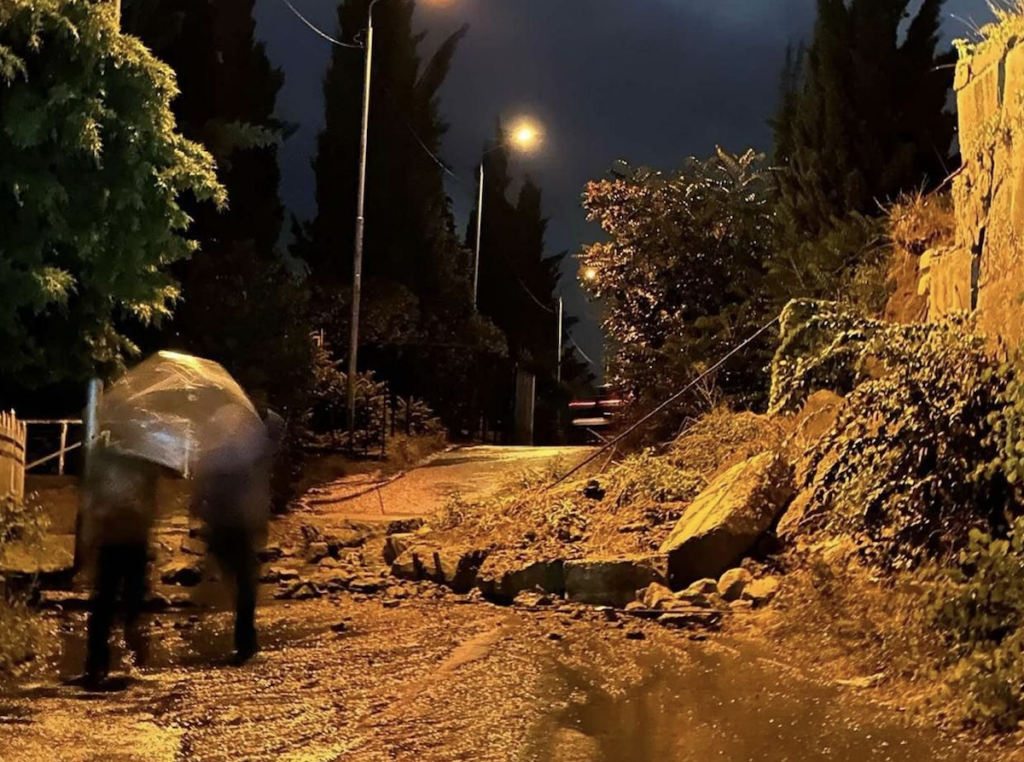 Pioggia intensa allaga strade, scantinati e stazioni della metropolitana a Tbilisi – video