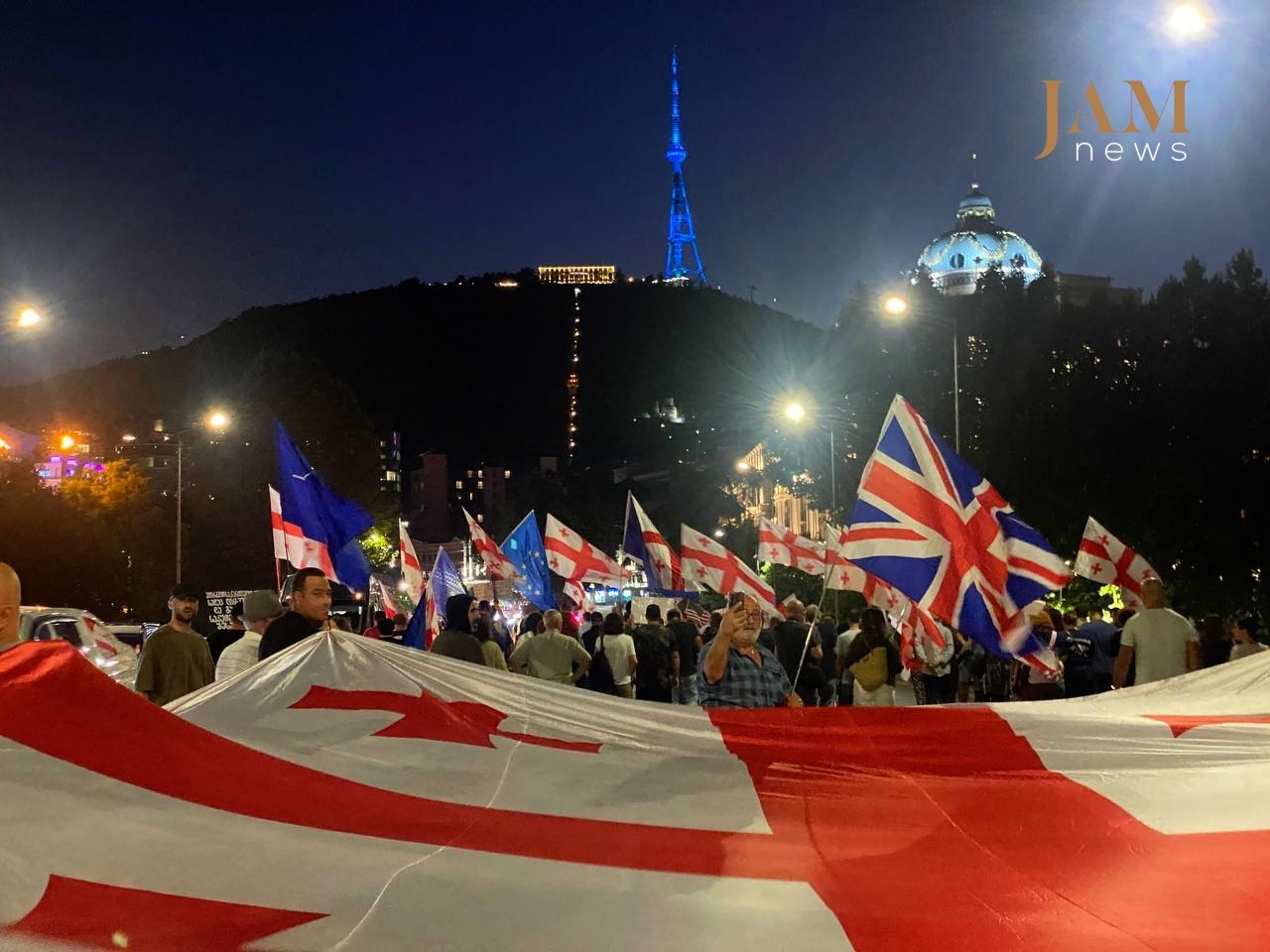Quando lo Stato serve un oligarca: villaggi e città si svuotano – Proteste in Georgia (Video podcast)