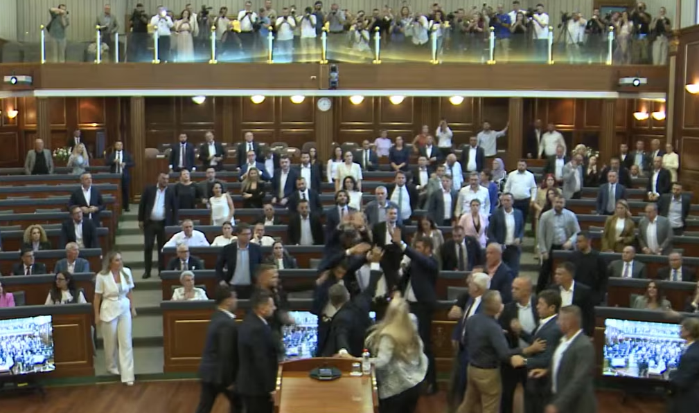 Tensione all'Assemblea del Kosovo: seduta interrotta, Kurti chiede tempo per raggiungere un accordo, evitiamo nuove elezioni