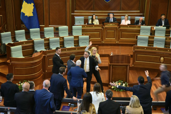 Uova contro Kurti fanno il giro del mondo: BBC e i media esteri riportano l'incidente al Parlamento del Kosovo.