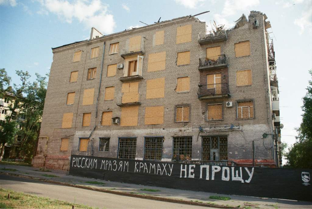A house destroyed by a Russian aerial bomb. The inscription on the facade reads: “I will never forgive Russian scum for what they did to Krama (the city’s slang name).” Kramatorsk, August 2026. Yulia Kalaban for JAMnews.