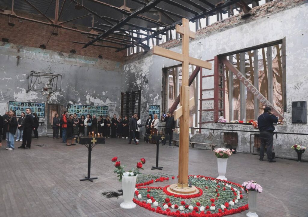 Commemoration ceremony in the gymnasium where the hostages were held