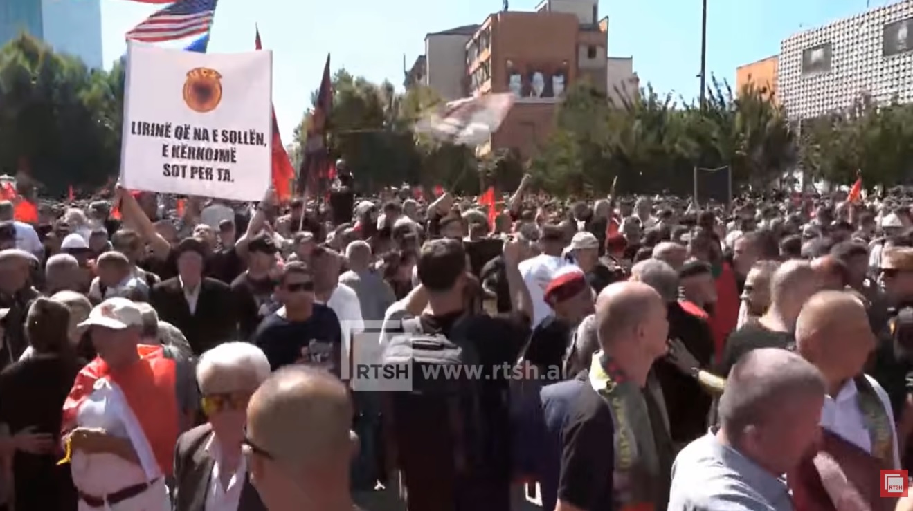 Albanesi della diaspora a sostegno degli ex capi dell’UÇK: raduni annunciati, le proteste proseguono a Pristina