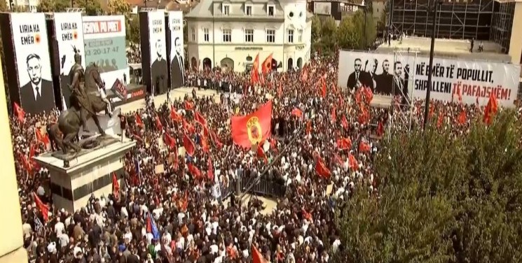 Aspettiamo i liberatori a casa: cittadini in marcia a Pristina in sostegno agli ex capi dell'UÇK