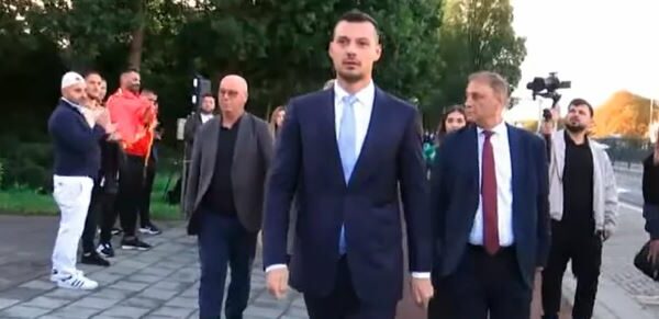 Endrit Thaçi arriva in Kosovo dopo la decisione dell’Aia: Speriamo nell’appello, crediamo che torneranno innocenti