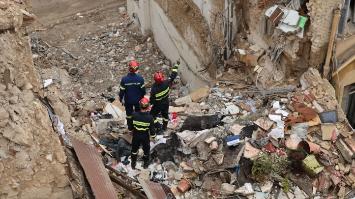 Esplosione potente ad Atene: crolla un edificio di tre piani, 2 vittime e 5 dispersi