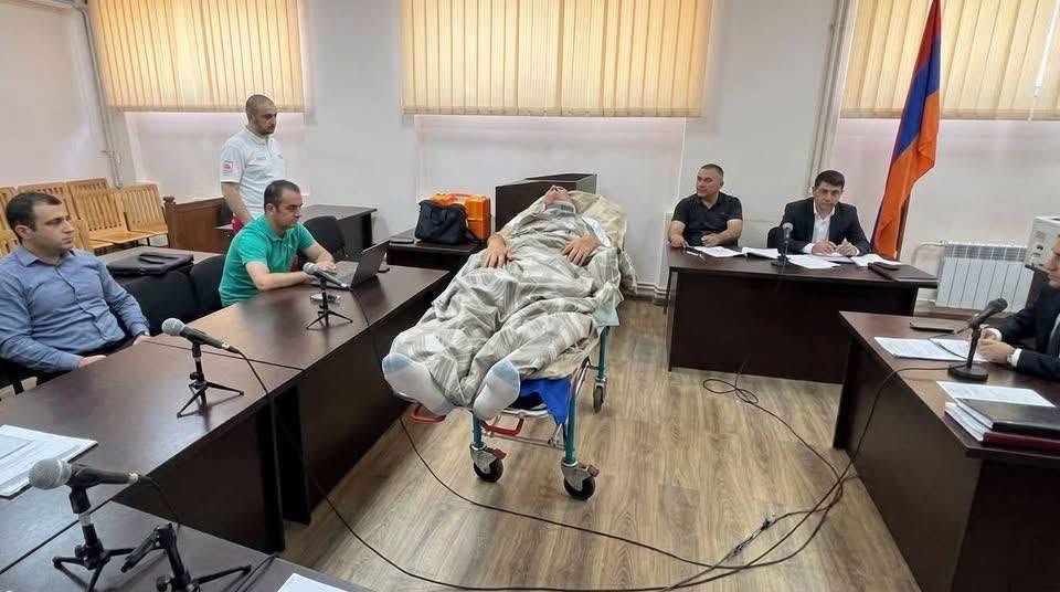 Ex capo del Comitato delle Entrate dello Stato dell'Armenia arrestato dopo essersi presentato in tribunale su una barella