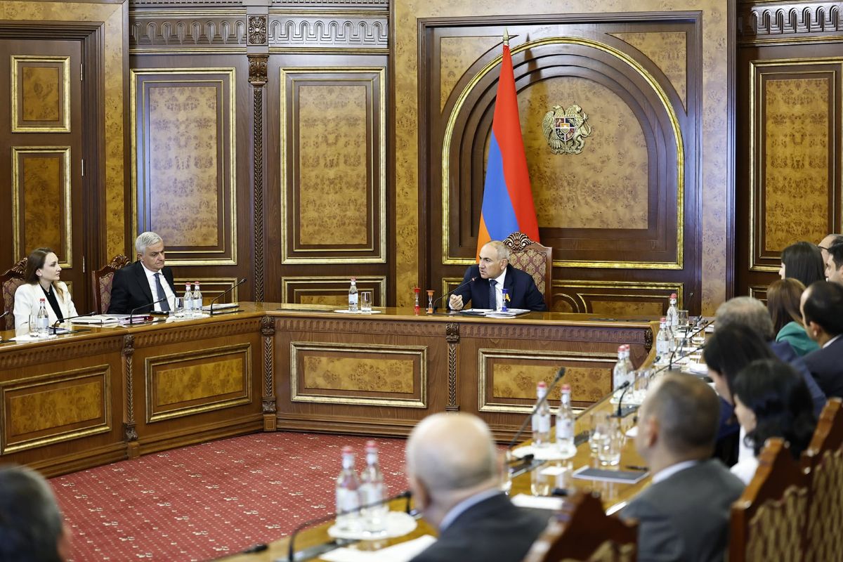 Lo stipendio di Pashinyan quasi raddoppierà, mentre i dipendenti pubblici armeni attendono aumenti salariali dal 2027