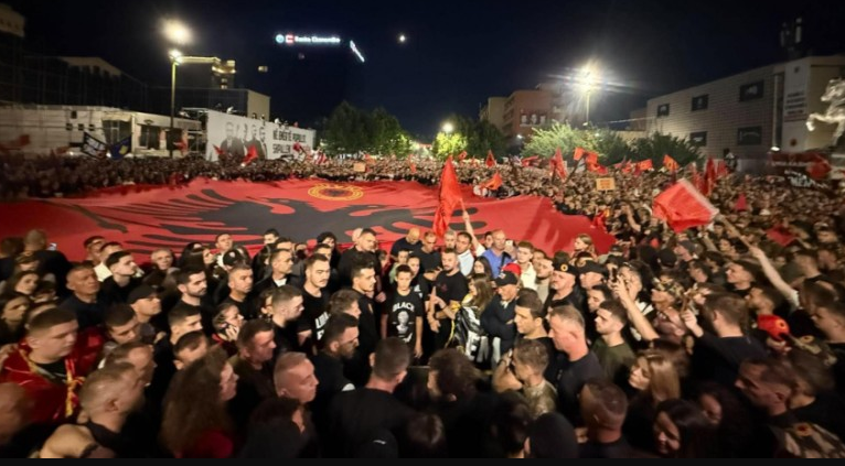 Migliaia di cittadini in piazza Skënderbeu contestano la sentenza dell'Aia sugli ex capi dell'UÇK