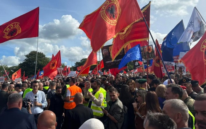 Non nel mio nome: proteste in Kosovo, Pristina insorge contro la decisione della Corte Speciale
