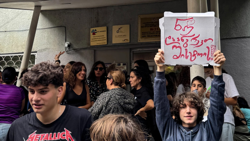 Protest outside Public School No 21 on 18 September 2026. “Don’t demolish the Sixth,” reads an improvised protest banner.