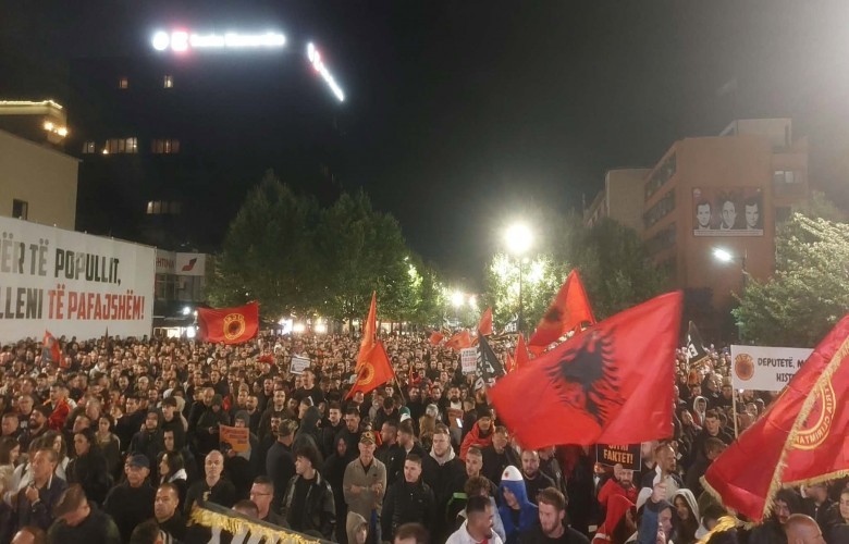 Pristina: settima giornata di proteste in piazza contro la sentenza della Corte Speciale sugli ex capi dell'UCK