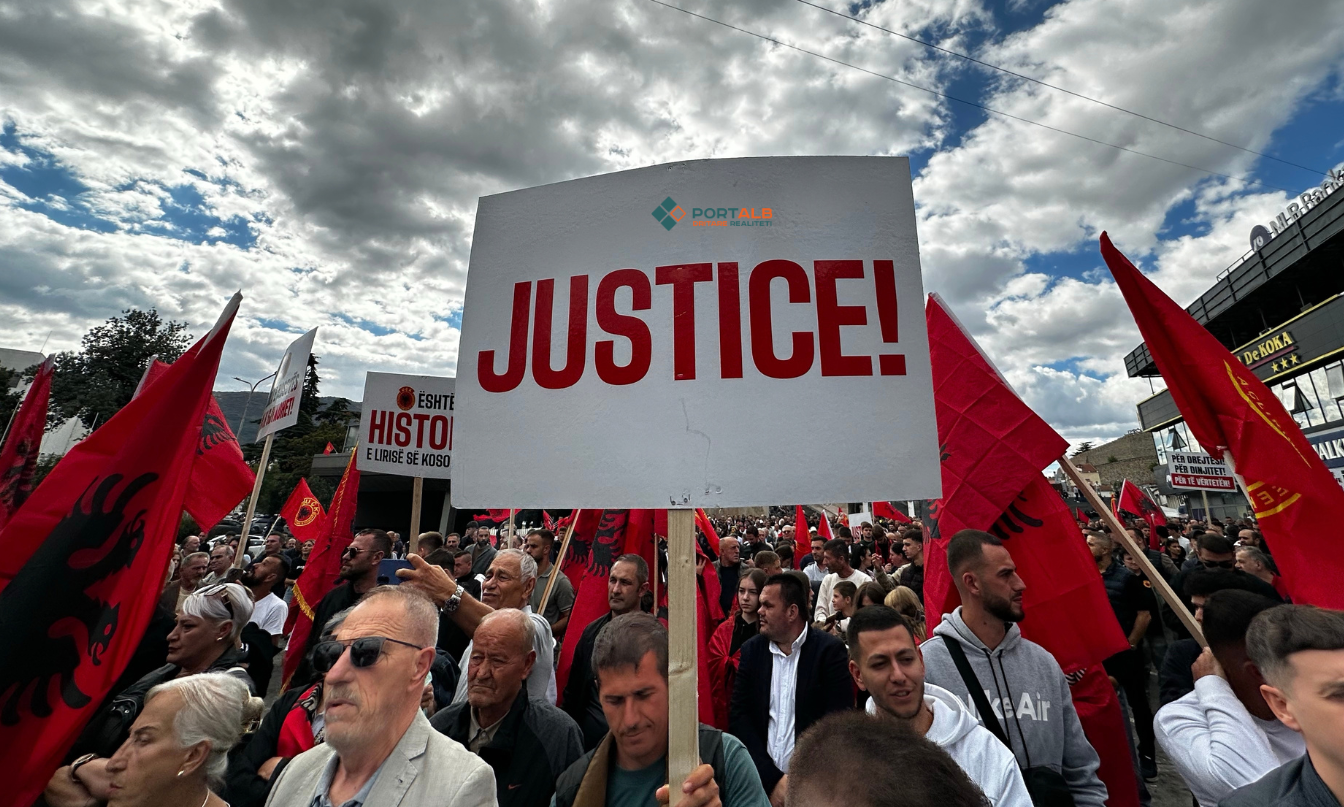 Proteste a Skopje con lo slogan “Non nel mio nome”: albanesi della Macedonia del Nord a sostegno degli ex capi dell'UÇK a L'Aia