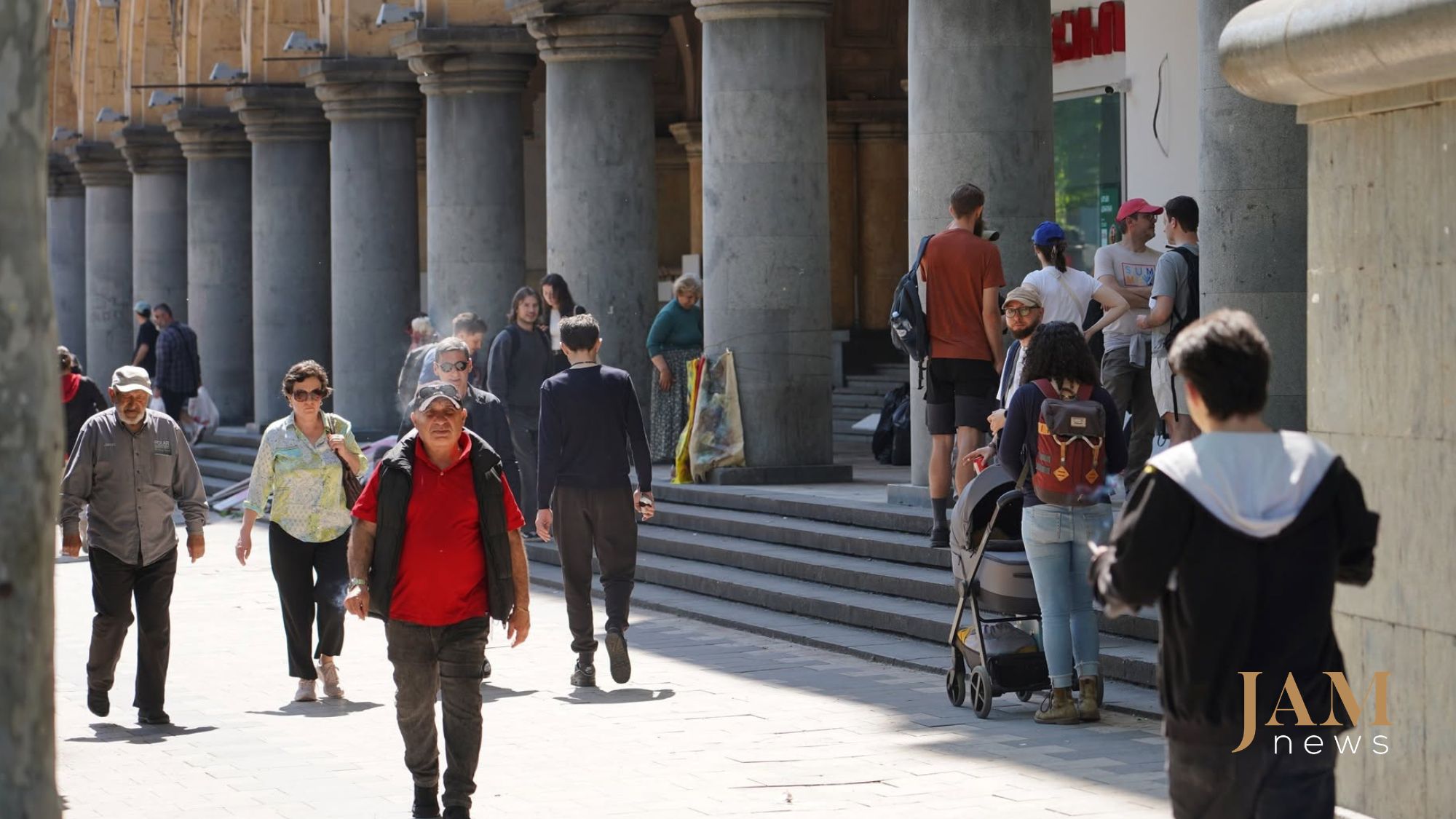 Quanti soldi servono al mese per vivere comodamente? Sondaggio di strada a Tbilisi - Video